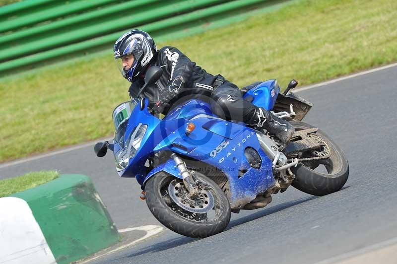 Mallory park Leicestershire;Mallory park photographs;Motorcycle action photographs;classic bikes;event digital images;eventdigitalimages;mallory park;no limits trackday;peter wileman photography;vintage bikes;vintage motorcycles;vmcc festival 1000 bikes