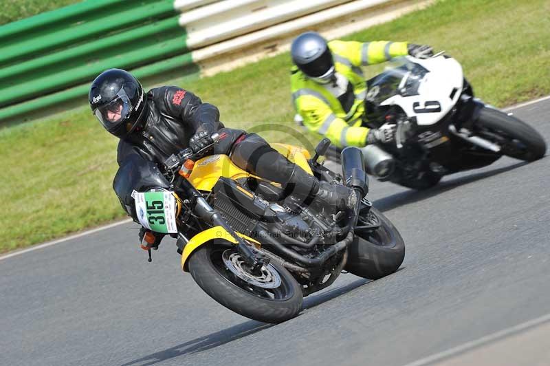 Mallory park Leicestershire;Mallory park photographs;Motorcycle action photographs;classic bikes;event digital images;eventdigitalimages;mallory park;no limits trackday;peter wileman photography;vintage bikes;vintage motorcycles;vmcc festival 1000 bikes
