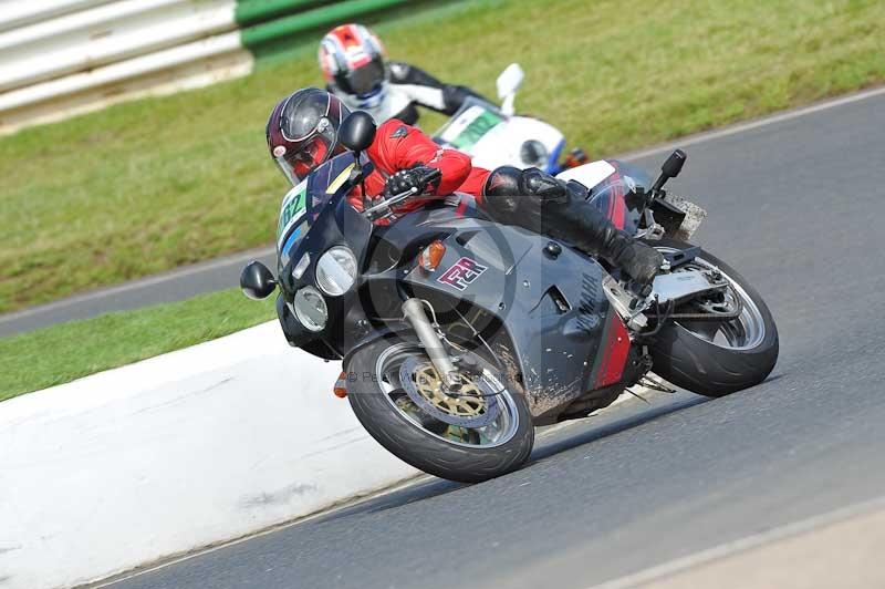 Mallory park Leicestershire;Mallory park photographs;Motorcycle action photographs;classic bikes;event digital images;eventdigitalimages;mallory park;no limits trackday;peter wileman photography;vintage bikes;vintage motorcycles;vmcc festival 1000 bikes