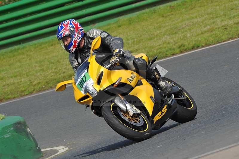 Mallory park Leicestershire;Mallory park photographs;Motorcycle action photographs;classic bikes;event digital images;eventdigitalimages;mallory park;no limits trackday;peter wileman photography;vintage bikes;vintage motorcycles;vmcc festival 1000 bikes