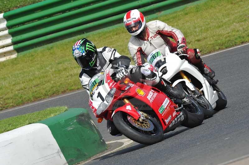 Mallory park Leicestershire;Mallory park photographs;Motorcycle action photographs;classic bikes;event digital images;eventdigitalimages;mallory park;no limits trackday;peter wileman photography;vintage bikes;vintage motorcycles;vmcc festival 1000 bikes