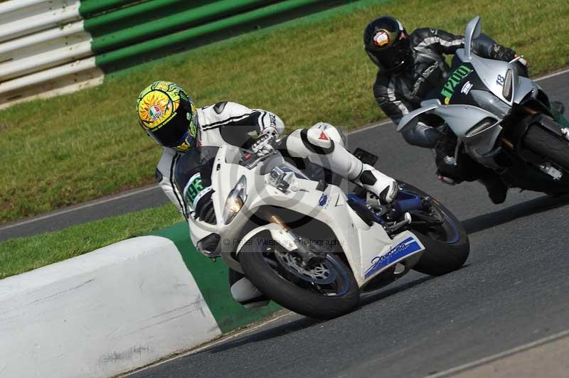 Mallory park Leicestershire;Mallory park photographs;Motorcycle action photographs;classic bikes;event digital images;eventdigitalimages;mallory park;no limits trackday;peter wileman photography;vintage bikes;vintage motorcycles;vmcc festival 1000 bikes
