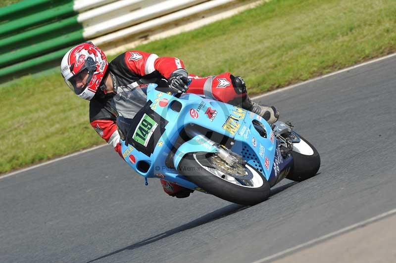 Mallory park Leicestershire;Mallory park photographs;Motorcycle action photographs;classic bikes;event digital images;eventdigitalimages;mallory park;no limits trackday;peter wileman photography;vintage bikes;vintage motorcycles;vmcc festival 1000 bikes