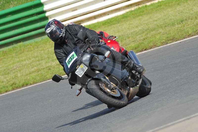 Mallory park Leicestershire;Mallory park photographs;Motorcycle action photographs;classic bikes;event digital images;eventdigitalimages;mallory park;no limits trackday;peter wileman photography;vintage bikes;vintage motorcycles;vmcc festival 1000 bikes