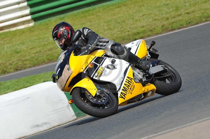 Mallory park Leicestershire;Mallory park photographs;Motorcycle action photographs;classic bikes;event digital images;eventdigitalimages;mallory park;no limits trackday;peter wileman photography;vintage bikes;vintage motorcycles;vmcc festival 1000 bikes
