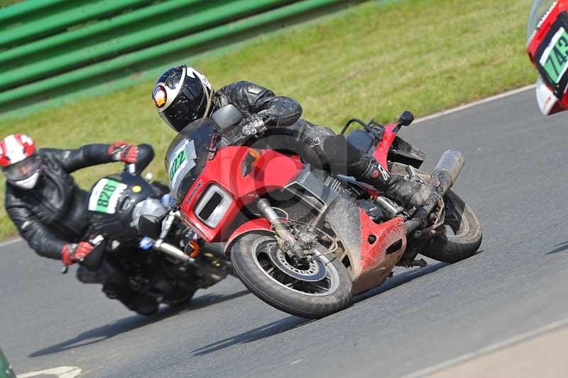 Mallory park Leicestershire;Mallory park photographs;Motorcycle action photographs;classic bikes;event digital images;eventdigitalimages;mallory park;no limits trackday;peter wileman photography;vintage bikes;vintage motorcycles;vmcc festival 1000 bikes