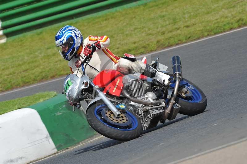 Mallory park Leicestershire;Mallory park photographs;Motorcycle action photographs;classic bikes;event digital images;eventdigitalimages;mallory park;no limits trackday;peter wileman photography;vintage bikes;vintage motorcycles;vmcc festival 1000 bikes