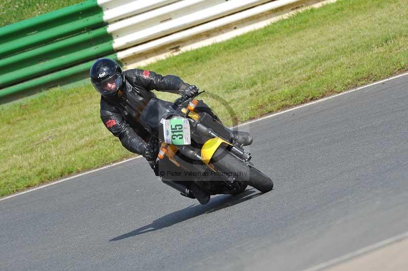 Mallory park Leicestershire;Mallory park photographs;Motorcycle action photographs;classic bikes;event digital images;eventdigitalimages;mallory park;no limits trackday;peter wileman photography;vintage bikes;vintage motorcycles;vmcc festival 1000 bikes