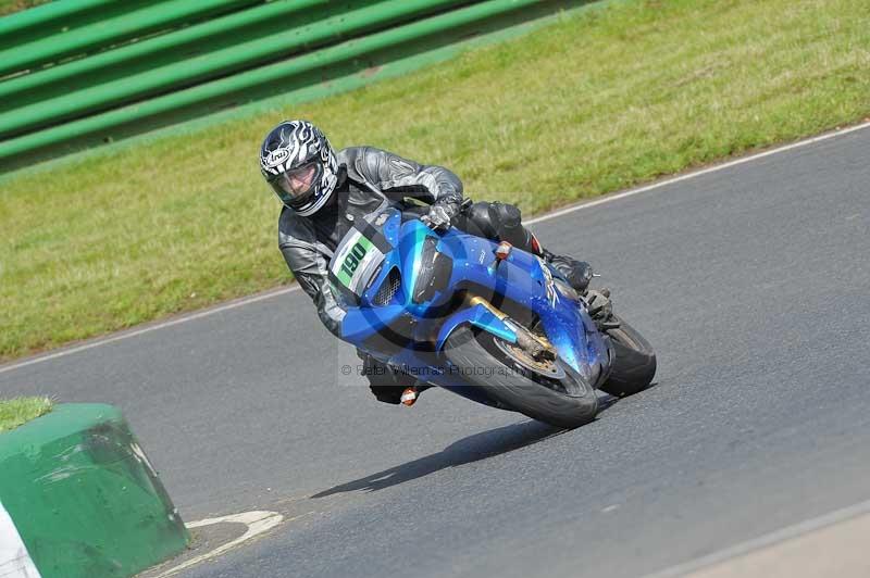 Mallory park Leicestershire;Mallory park photographs;Motorcycle action photographs;classic bikes;event digital images;eventdigitalimages;mallory park;no limits trackday;peter wileman photography;vintage bikes;vintage motorcycles;vmcc festival 1000 bikes