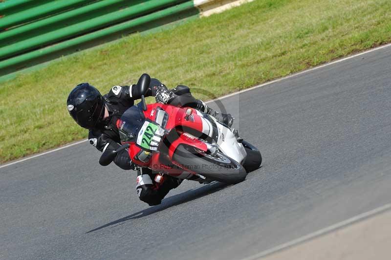 Mallory park Leicestershire;Mallory park photographs;Motorcycle action photographs;classic bikes;event digital images;eventdigitalimages;mallory park;no limits trackday;peter wileman photography;vintage bikes;vintage motorcycles;vmcc festival 1000 bikes