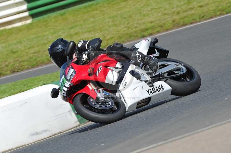 Mallory park Leicestershire;Mallory park photographs;Motorcycle action photographs;classic bikes;event digital images;eventdigitalimages;mallory park;no limits trackday;peter wileman photography;vintage bikes;vintage motorcycles;vmcc festival 1000 bikes