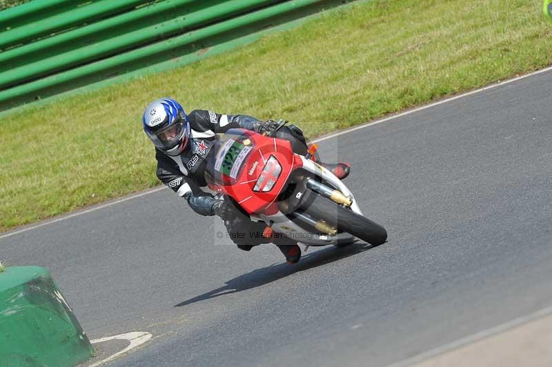 Mallory park Leicestershire;Mallory park photographs;Motorcycle action photographs;classic bikes;event digital images;eventdigitalimages;mallory park;no limits trackday;peter wileman photography;vintage bikes;vintage motorcycles;vmcc festival 1000 bikes