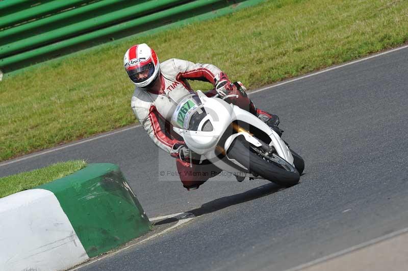 Mallory park Leicestershire;Mallory park photographs;Motorcycle action photographs;classic bikes;event digital images;eventdigitalimages;mallory park;no limits trackday;peter wileman photography;vintage bikes;vintage motorcycles;vmcc festival 1000 bikes