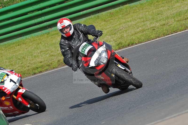 Mallory park Leicestershire;Mallory park photographs;Motorcycle action photographs;classic bikes;event digital images;eventdigitalimages;mallory park;no limits trackday;peter wileman photography;vintage bikes;vintage motorcycles;vmcc festival 1000 bikes