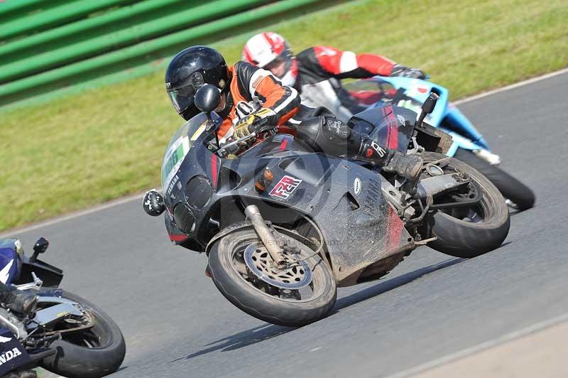 Mallory park Leicestershire;Mallory park photographs;Motorcycle action photographs;classic bikes;event digital images;eventdigitalimages;mallory park;no limits trackday;peter wileman photography;vintage bikes;vintage motorcycles;vmcc festival 1000 bikes