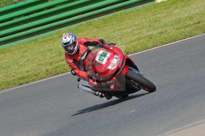 Mallory park Leicestershire;Mallory park photographs;Motorcycle action photographs;classic bikes;event digital images;eventdigitalimages;mallory park;no limits trackday;peter wileman photography;vintage bikes;vintage motorcycles;vmcc festival 1000 bikes