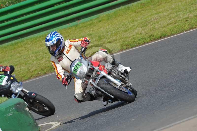 Mallory park Leicestershire;Mallory park photographs;Motorcycle action photographs;classic bikes;event digital images;eventdigitalimages;mallory park;no limits trackday;peter wileman photography;vintage bikes;vintage motorcycles;vmcc festival 1000 bikes