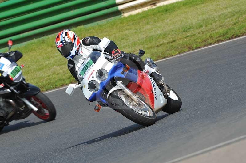 Mallory park Leicestershire;Mallory park photographs;Motorcycle action photographs;classic bikes;event digital images;eventdigitalimages;mallory park;no limits trackday;peter wileman photography;vintage bikes;vintage motorcycles;vmcc festival 1000 bikes