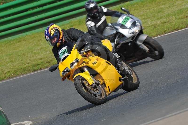 Mallory park Leicestershire;Mallory park photographs;Motorcycle action photographs;classic bikes;event digital images;eventdigitalimages;mallory park;no limits trackday;peter wileman photography;vintage bikes;vintage motorcycles;vmcc festival 1000 bikes