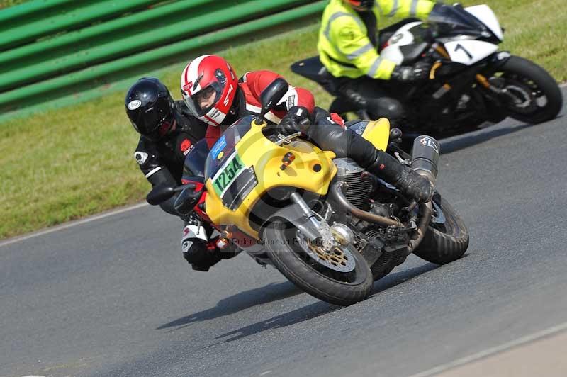 Mallory park Leicestershire;Mallory park photographs;Motorcycle action photographs;classic bikes;event digital images;eventdigitalimages;mallory park;no limits trackday;peter wileman photography;vintage bikes;vintage motorcycles;vmcc festival 1000 bikes