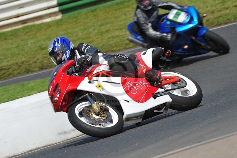 Mallory park Leicestershire;Mallory park photographs;Motorcycle action photographs;classic bikes;event digital images;eventdigitalimages;mallory park;no limits trackday;peter wileman photography;vintage bikes;vintage motorcycles;vmcc festival 1000 bikes