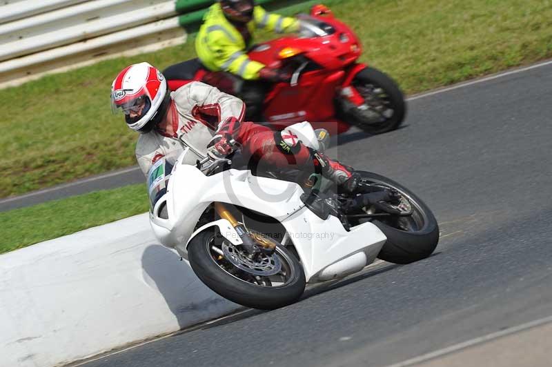 Mallory park Leicestershire;Mallory park photographs;Motorcycle action photographs;classic bikes;event digital images;eventdigitalimages;mallory park;no limits trackday;peter wileman photography;vintage bikes;vintage motorcycles;vmcc festival 1000 bikes