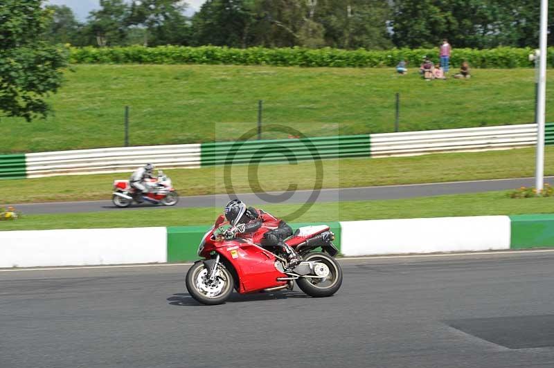Mallory park Leicestershire;Mallory park photographs;Motorcycle action photographs;classic bikes;event digital images;eventdigitalimages;mallory park;no limits trackday;peter wileman photography;vintage bikes;vintage motorcycles;vmcc festival 1000 bikes