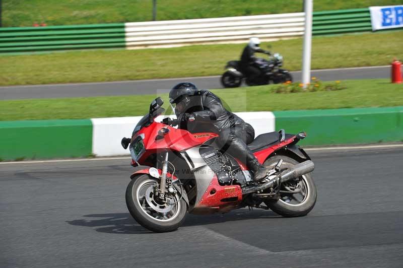 Mallory park Leicestershire;Mallory park photographs;Motorcycle action photographs;classic bikes;event digital images;eventdigitalimages;mallory park;no limits trackday;peter wileman photography;vintage bikes;vintage motorcycles;vmcc festival 1000 bikes