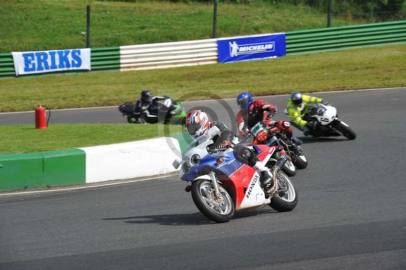 Mallory park Leicestershire;Mallory park photographs;Motorcycle action photographs;classic bikes;event digital images;eventdigitalimages;mallory park;no limits trackday;peter wileman photography;vintage bikes;vintage motorcycles;vmcc festival 1000 bikes