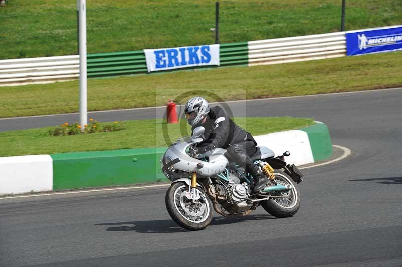 Mallory park Leicestershire;Mallory park photographs;Motorcycle action photographs;classic bikes;event digital images;eventdigitalimages;mallory park;no limits trackday;peter wileman photography;vintage bikes;vintage motorcycles;vmcc festival 1000 bikes