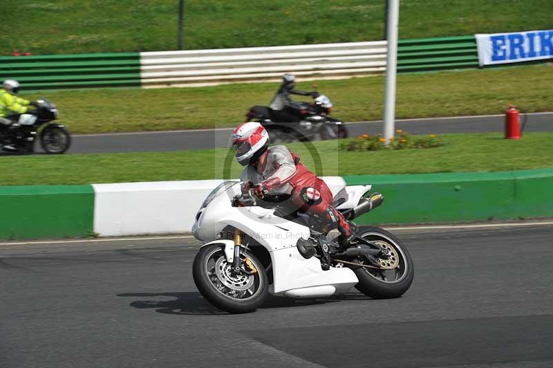 Mallory park Leicestershire;Mallory park photographs;Motorcycle action photographs;classic bikes;event digital images;eventdigitalimages;mallory park;no limits trackday;peter wileman photography;vintage bikes;vintage motorcycles;vmcc festival 1000 bikes