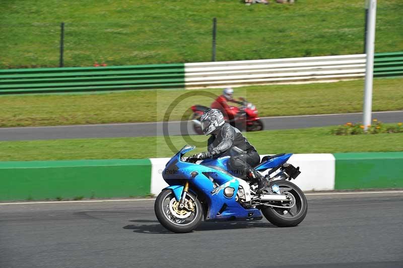 Mallory park Leicestershire;Mallory park photographs;Motorcycle action photographs;classic bikes;event digital images;eventdigitalimages;mallory park;no limits trackday;peter wileman photography;vintage bikes;vintage motorcycles;vmcc festival 1000 bikes