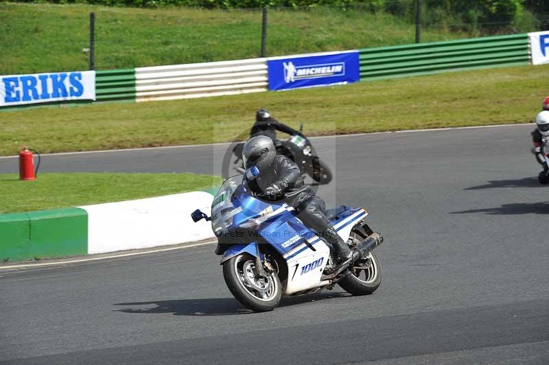Mallory park Leicestershire;Mallory park photographs;Motorcycle action photographs;classic bikes;event digital images;eventdigitalimages;mallory park;no limits trackday;peter wileman photography;vintage bikes;vintage motorcycles;vmcc festival 1000 bikes