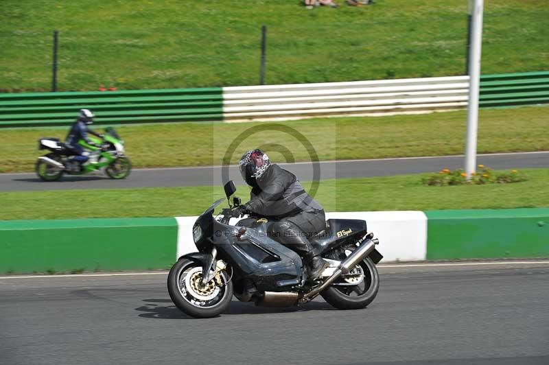 Mallory park Leicestershire;Mallory park photographs;Motorcycle action photographs;classic bikes;event digital images;eventdigitalimages;mallory park;no limits trackday;peter wileman photography;vintage bikes;vintage motorcycles;vmcc festival 1000 bikes
