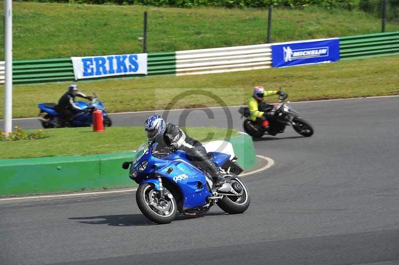 Mallory park Leicestershire;Mallory park photographs;Motorcycle action photographs;classic bikes;event digital images;eventdigitalimages;mallory park;no limits trackday;peter wileman photography;vintage bikes;vintage motorcycles;vmcc festival 1000 bikes