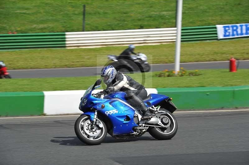 Mallory park Leicestershire;Mallory park photographs;Motorcycle action photographs;classic bikes;event digital images;eventdigitalimages;mallory park;no limits trackday;peter wileman photography;vintage bikes;vintage motorcycles;vmcc festival 1000 bikes