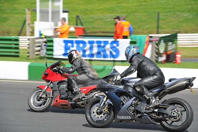 Mallory park Leicestershire;Mallory park photographs;Motorcycle action photographs;classic bikes;event digital images;eventdigitalimages;mallory park;no limits trackday;peter wileman photography;vintage bikes;vintage motorcycles;vmcc festival 1000 bikes