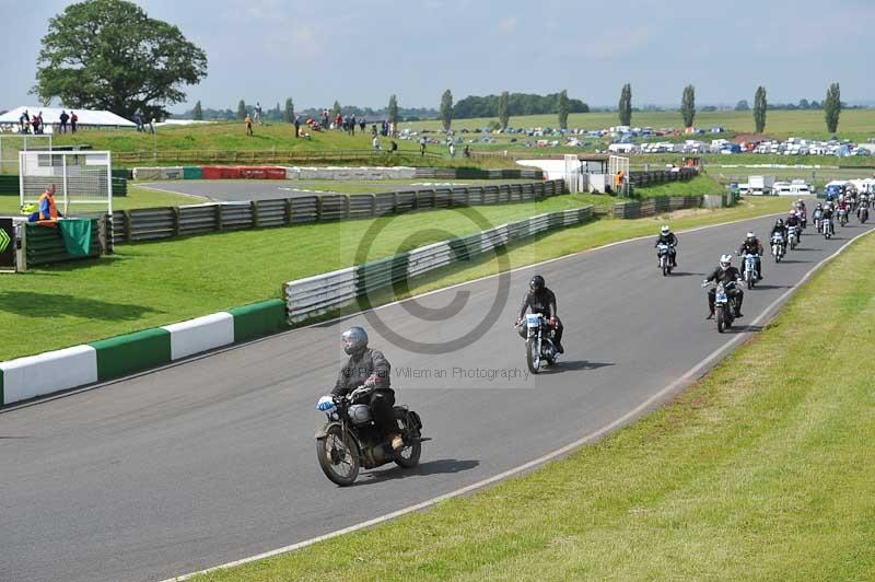 Mallory park Leicestershire;Mallory park photographs;Motorcycle action photographs;classic bikes;event digital images;eventdigitalimages;mallory park;no limits trackday;peter wileman photography;vintage bikes;vintage motorcycles;vmcc festival 1000 bikes