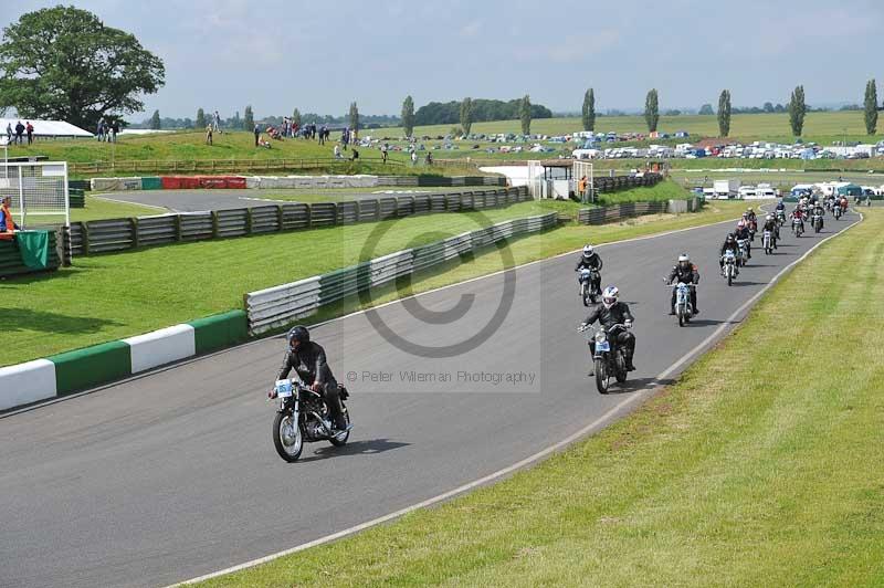 Mallory park Leicestershire;Mallory park photographs;Motorcycle action photographs;classic bikes;event digital images;eventdigitalimages;mallory park;no limits trackday;peter wileman photography;vintage bikes;vintage motorcycles;vmcc festival 1000 bikes