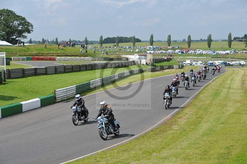 Mallory park Leicestershire;Mallory park photographs;Motorcycle action photographs;classic bikes;event digital images;eventdigitalimages;mallory park;no limits trackday;peter wileman photography;vintage bikes;vintage motorcycles;vmcc festival 1000 bikes