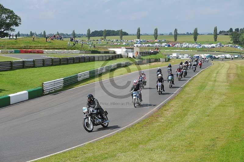 Mallory park Leicestershire;Mallory park photographs;Motorcycle action photographs;classic bikes;event digital images;eventdigitalimages;mallory park;no limits trackday;peter wileman photography;vintage bikes;vintage motorcycles;vmcc festival 1000 bikes