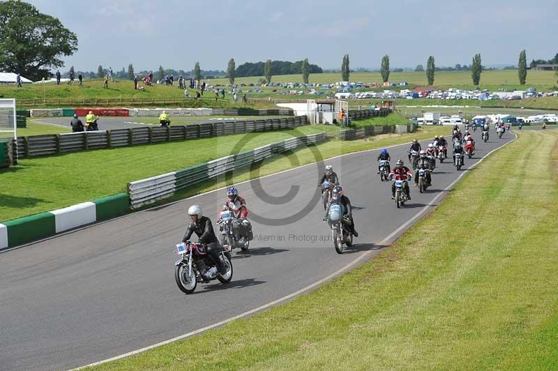 Mallory park Leicestershire;Mallory park photographs;Motorcycle action photographs;classic bikes;event digital images;eventdigitalimages;mallory park;no limits trackday;peter wileman photography;vintage bikes;vintage motorcycles;vmcc festival 1000 bikes