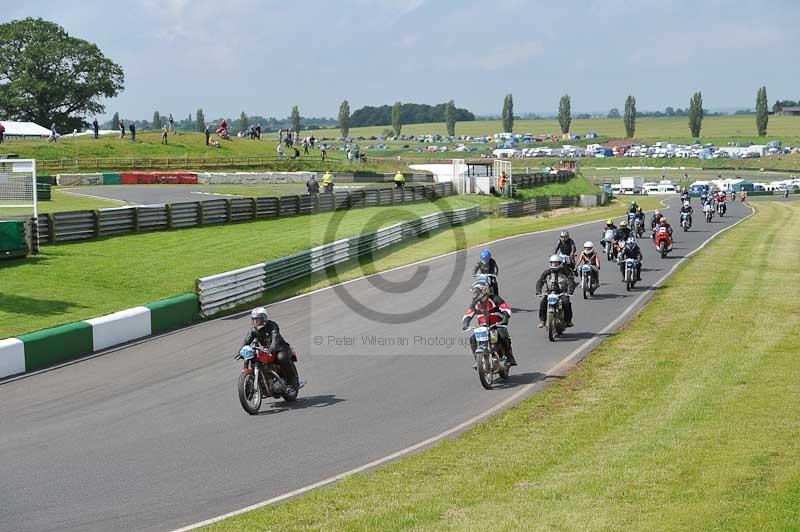 Mallory park Leicestershire;Mallory park photographs;Motorcycle action photographs;classic bikes;event digital images;eventdigitalimages;mallory park;no limits trackday;peter wileman photography;vintage bikes;vintage motorcycles;vmcc festival 1000 bikes