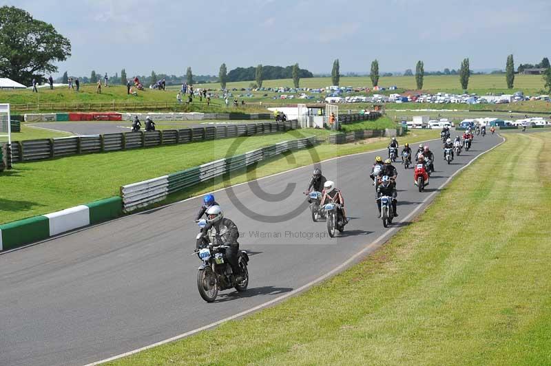 Mallory park Leicestershire;Mallory park photographs;Motorcycle action photographs;classic bikes;event digital images;eventdigitalimages;mallory park;no limits trackday;peter wileman photography;vintage bikes;vintage motorcycles;vmcc festival 1000 bikes