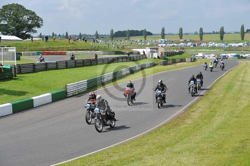 Mallory park Leicestershire;Mallory park photographs;Motorcycle action photographs;classic bikes;event digital images;eventdigitalimages;mallory park;no limits trackday;peter wileman photography;vintage bikes;vintage motorcycles;vmcc festival 1000 bikes