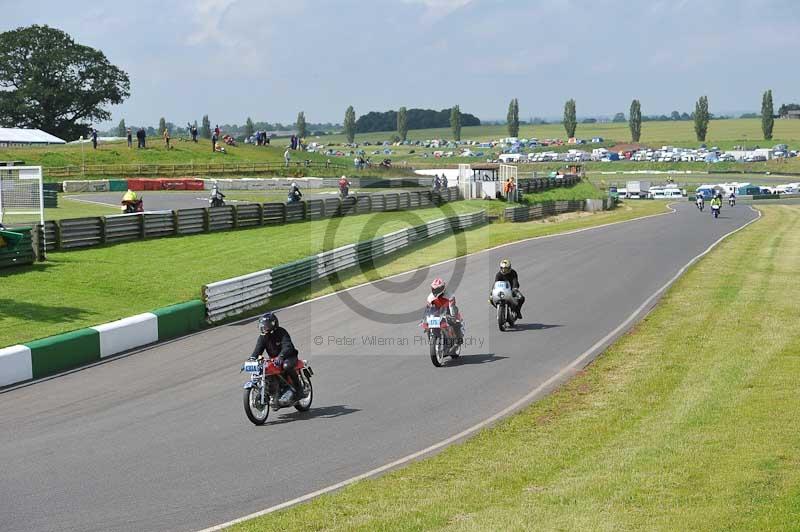 Mallory park Leicestershire;Mallory park photographs;Motorcycle action photographs;classic bikes;event digital images;eventdigitalimages;mallory park;no limits trackday;peter wileman photography;vintage bikes;vintage motorcycles;vmcc festival 1000 bikes