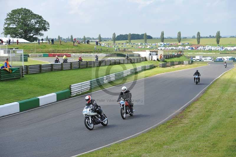 Mallory park Leicestershire;Mallory park photographs;Motorcycle action photographs;classic bikes;event digital images;eventdigitalimages;mallory park;no limits trackday;peter wileman photography;vintage bikes;vintage motorcycles;vmcc festival 1000 bikes