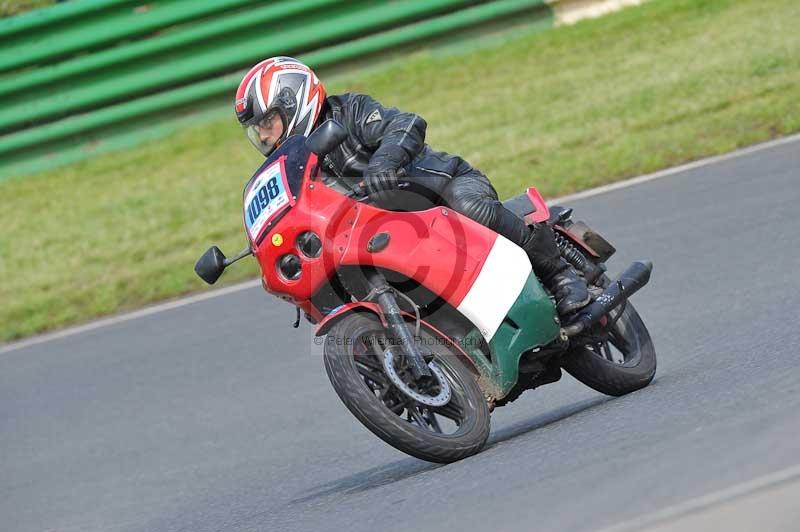 Mallory park Leicestershire;Mallory park photographs;Motorcycle action photographs;classic bikes;event digital images;eventdigitalimages;mallory park;no limits trackday;peter wileman photography;vintage bikes;vintage motorcycles;vmcc festival 1000 bikes