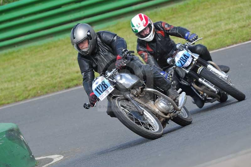 Mallory park Leicestershire;Mallory park photographs;Motorcycle action photographs;classic bikes;event digital images;eventdigitalimages;mallory park;no limits trackday;peter wileman photography;vintage bikes;vintage motorcycles;vmcc festival 1000 bikes