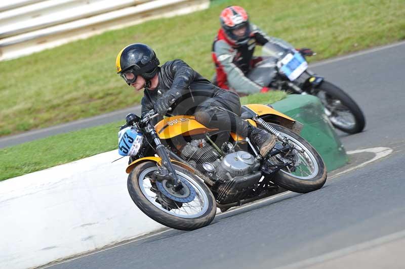 Mallory park Leicestershire;Mallory park photographs;Motorcycle action photographs;classic bikes;event digital images;eventdigitalimages;mallory park;no limits trackday;peter wileman photography;vintage bikes;vintage motorcycles;vmcc festival 1000 bikes